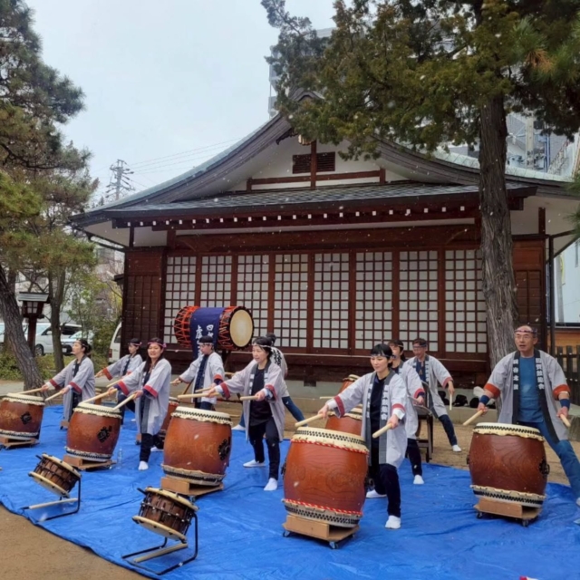 松本あめ市(1/11)

あけましておめでとうございます

新春初打ちの松本あめ市
時折大粒の雪が降る中、私達の演奏に耳をかたむけていただき、ありがとうございました🙇

今年も四賀鼓龍会虚空蔵太鼓をよろしくお願いいたします！⁡
⁡
#和太鼓#四賀#四賀鼓龍会虚空蔵太鼓#岡谷太鼓保存会#松本あめ市