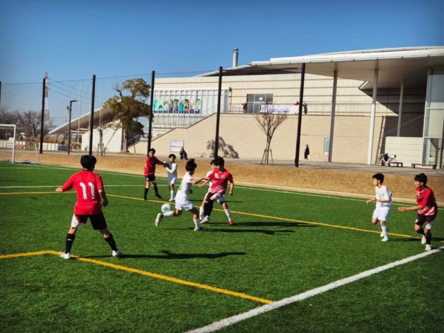 アラグランデFCジュニアユース
刈谷遠征
vs 刈谷JYFC13・14

2026年度初の試合は　出発時の気温ー15℃から12℃ の刈谷に移動して　暖かく最高の環境の中で行いました

意図的にボールを動かしゴールに迫ってきます
ボール奪えません
奪っても即時奪還されます
前進できません

そしてどんな相手でも　どんな時間帯でも
謙虚に　アグレッシブに　戦う姿勢
学ぶことしかない　とても良い時間でした

強すぎる刺激を受け　2026スタートしました

刈谷の選手、ホペイログループroupeiro_familiaの関係者の皆様
コート準備も含めまして　交流試合ありがとうございました
少し成長して　また逢いにいきます

「Partido a Partido」
私たちは次へ向かいます

#アラグランデFC #アラグランデFCキッズ#アラグランデFCジュニア#アラグランデFCジュニアユース#アラグランデfctop#アラグランデFCシニア#アラグランデFCフロール#アラグランデFCアンジュ#raiz安曇野アカデミー#長野県サッカー#長野県ジュニアサッカー#サッカースクール#白馬村#小谷村#小川村#大町市#安曇野市#筑北村#四賀村#アスレタ宿#athleta#アスレタ原宿#BBR#ホテル白馬#千国板金#有限会社だいこく食品#一般社団法人raizライズ#大国屋#白馬47