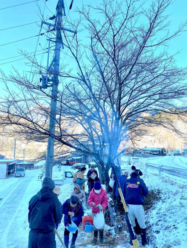 ⭐︎
三九郎

しめ飾りと書初めを手に
誰も歩いていない雪道
キュキュと雪の音を聞きながら
歩いて〜〜〜
火が消える前に間に合いました

帰り道は
ポケットに焼きたてお餅や
お菓子やみかん

盛大ではない
静かな時間流れる三九郎が
とても心地よかったです^ ^

#四賀#三九郎#松本#信州#長野