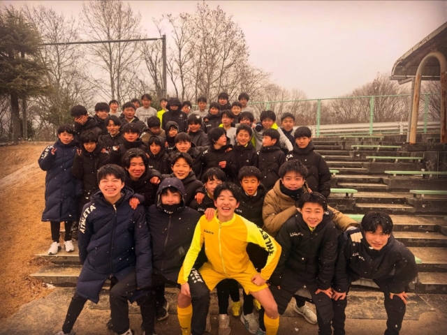 アラグランデFCジュニアユース

vs FC ZEAL ENA(恵那市)

目まぐるしく天候が変わる環境の中
3チームに分け　試合ートレーニングー試合
のセット

先手をとって攻撃・守備ができるか

fczealena の関係者の皆様
多くの気づきと学びを　ありがとうございました
切磋琢磨お願いします

「Partido a Partido」
私たちは次へ向かいます

#アラグランデFC #アラグランデFCキッズ#アラグランデFCジュニア#アラグランデFCジュニアユース#アラグランデfctop#アラグランデFCシニア#アラグランデFCフロール#アラグランデFCアンジュ#raiz安曇野アカデミー#長野県サッカー#長野県ジュニアサッカー#サッカースクール#白馬村#小谷村#小川村#大町市#安曇野市#筑北村#四賀村#アスレタ宿#athleta#アスレタ原宿#BBR#ホテル白馬#千国板金#有限会社だいこく食品#一般社団法人raizライズ#大国屋#白馬47