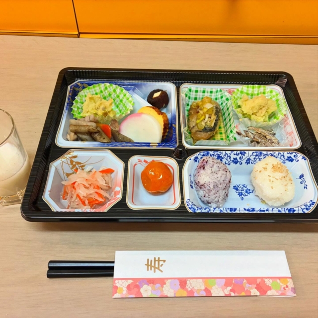 ...

遅い投稿になってしまいました💦
2025年最後の12月31日のすみか夜ご飯🍚
すみか自慢シェフ👩‍🍳手作りで、お弁当🍱を作って下さいました✨
皆さんでお弁当をみて大喜び🤤
甘酒とビール🍺で乾杯しました✨
皆んなで美味しいものを、囲んで語りながら食べて🥢
幸せな年末でした✨

#グループホーム
#四賀村
#小さな幸せ
#NPO法人峠茶屋
#年末