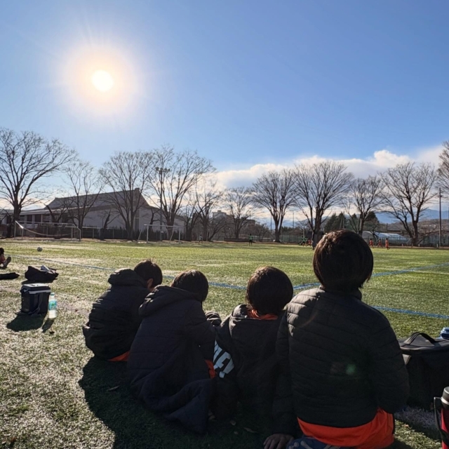 【ジュニアトレーニングマッチ】
u10．u9
2026年1月10日(土) 
旭町中学校

新年明けましておめでとうございます🎍

3連休初日、愛知県の仲良しチーム　go_forward_aichi 
さんのお誘いにより松本遠征。
新年最初のゲームとなりました⚽️
多少の風はありましたが、天候も良く素晴らしいピッチでゲーム三昧させて頂きました。
　いつもの体育館の狭いスペースから広いピッチに多少の戸惑いはありましたが、局面の攻防、判断、球際などグランドでしか体感できない部分が多く、選手達にとっては刺激あるスタートとなりました。

お誘い有り難うございました。
対戦頂いたチームの皆様有り難うございました。
go_forward_aichi 
旭町SSS
松本北SSS

父兄の皆様、朝早くから準備、サポート有り難うございます。本年もクラブへの熱いサポート宜しくお願い致します。

#アラグランデFC #アラグランデFCキッズ#アラグランデFCジュニア#アラグランデFCジュニアユース#アラグランデfctop#アラグランデFCシニア#アラグランデFCフロール#アラグランデFCアンジュ#長野県サッカー#長野県ジュニアサッカー#白馬村#小谷村#大町市#安曇野市#筑北村#四賀村#小川村#アスレタ宿#athleta#アスレタ原宿#BBR#ホテル白馬#千国板金#有限会社だいこく食品#一般社団法人raizライズ#大国屋#白馬47