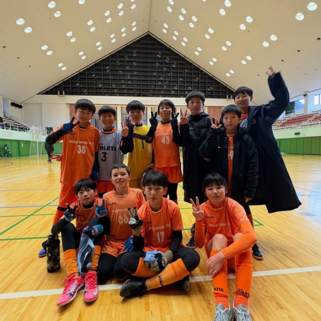 【ジュニア交流戦】
インドア交流戦 u12 u11
2026年1月11日(日) 
穂高体育館

年明け最初のゲーム、アルフット安曇野さんのインドア交流戦に参加してきました！

6年生は残すところ3ヶ月⚽️
次のステージに向け、大切な時期になってきています。
下級生も6年生と一緒にボールを蹴れる貴重な時間。

・判断の材料を増やす
いつ、どのタイミング、何を選択するのか。
見るのは簡単。どうゲームに生かすのか。
・ボール出した1歩目を大切に
攻守において、大切な動き出し。攻撃なのか守備なのか。
常に状況を観察し、ゴールを奪う！ゴールを守る！

プレッシャーがかかる中での、判断力やボールコントロールの質。多くのゲームをさせて頂き、良い時間を過ごす事ができました。

アルフット安曇野の皆さん、対戦して頂きました皆様有り難うございました。
父兄の皆様、朝早くから準備、サポート有り難うございます。

#アラグランデFC #アラグランデFCキッズ#アラグランデFCジュニア#アラグランデFCジュニアユース#アラグランデfctop#アラグランデFCシニア#アラグランデFCフロール#アラグランデFCアンジュ#長野県サッカー#長野県ジュニアサッカー#白馬村#小谷村#大町市#安曇野市#筑北村#四賀村#小川村#アスレタ宿#athleta#アスレタ原宿#BBR#ホテル白馬#千国板金#有限会社だいこく食品#一般社団法人raizライズ#大国屋#白馬47