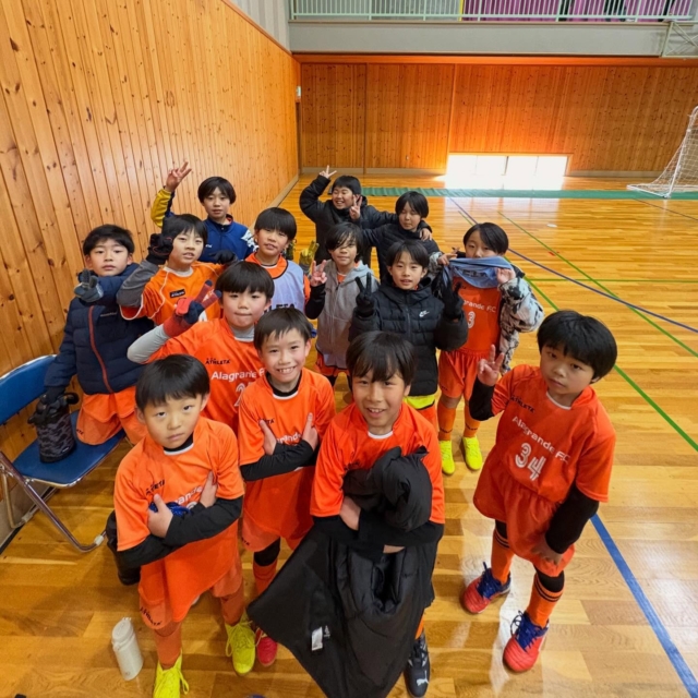 【ジュニア交流戦】
インドア交流戦 u10  u9
2026年1月17日(日) 
明科体育館

アルフット安曇野さんのインドア交流戦に参加してきました！いつも企画有り難うございます🙏

フットサルボールでのインドア交流会。
まずこのフットサルボールに、どう慣れるのかがポイント。
止める事は勿論やけど、キックが飛ばない飛ばない。
誤魔化せないキックのポイント！
しっかりとインステップ、インサイドに当てないとスピードは勿論、パワーが伝わらなく全て相手に奪われる。
今日の対戦チームは、しっかりとしたキックを蹴れる選手が多く良い刺激を貰いました。

多くの1対1の局面を怖がらずにチャレンジしていたのはGOOD💪
しっかりと相手を見て、仕掛ける、外す、すり抜ける、仲間を使う。コートのエリアと、相手、仲間の状況を意識しながら。
本日も素晴らしい時間を過ごす事ができました。

アルフット安曇野の皆さん、対戦して頂きました皆様有り難うございました。
父兄の皆様、朝早くから準備、サポート有り難うございます。

#アラグランデFC #アラグランデFCキッズ#アラグランデFCジュニア#アラグランデFCジュニアユース#アラグランデfctop#アラグランデFCシニア#アラグランデFCフロール#アラグランデFCアンジュ#長野県サッカー#長野県ジュニアサッカー#白馬村#小谷村#大町市#安曇野市#筑北村#四賀村#小川村#アスレタ宿#athleta#アスレタ原宿#BBR#ホテル白馬#千国板金#有限会社だいこく食品#一般社団法人raizライズ#大国屋#白馬47