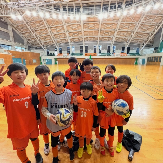 【ジュニア交流戦】
hakuba交流戦 u11
2026年1月24日(土) 
共和ウイング21
hakubawing21 

この日は、大雪☃️
アルフット安曇野、三郷SSSの2チームに白馬までお越し頂きウイング全面にて7対7の交流戦。
縦は少し短いですが、背後のイメージ、幅や深みなど伸び縮みを意識する事ができ、ゲームの回数を重ねる事に少しずつ変化が見え、良い時間となりました。
本日も素晴らしい時間を過ごす事ができました。
大雪中、白馬までお越し頂き有り難うございました。

父兄の皆様、朝早くから準備、サポート有り難うございます。

#アラグランデFC #アラグランデFCキッズ#アラグランデFCジュニア#アラグランデFCジュニアユース#アラグランデfctop#アラグランデFCシニア#アラグランデFCフロール#アラグランデFCアンジュ#長野県サッカー#長野県ジュニアサッカー#白馬村#小谷村#大町市#安曇野市#筑北村#四賀村#小川村#アスレタ宿#athleta#アスレタ原宿#BBR#ホテル白馬#千国板金#有限会社だいこく食品#一般社団法人raizライズ#大国屋#白馬47