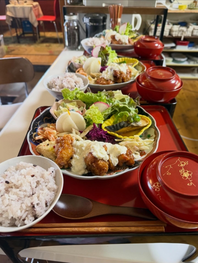 お寒い中、また遠方よりのご来店、ありがとうございます😊
あんな風にカフェ存在しています、営業日が少ないのでタイミング合いましたらどうぞ

営業日、アップしました

次の営業日は、
2月7日(土) 11時半〜16時
2月11日(水) 11時半〜16時
2月21日(土) 11時半〜16時
2月23日(月) 11時半〜16時
2月28日(土) 11時半〜16時
3月7日(土) 11時半〜16時

松本市会田315
☎︎ 090-4461-1655
🍀 ランチタイムは満席になる事があります。ご予約頂いた方優先での営業をしております。なるべく前日までのご予約をおすすめします。
🍀店前の駐車場が満車の場合は、店の右手から上がった道の先の第二駐車場をご利用下さい
#松本市カフェ#古民家カフェ#四賀村#チキン南蛮#多国籍料理