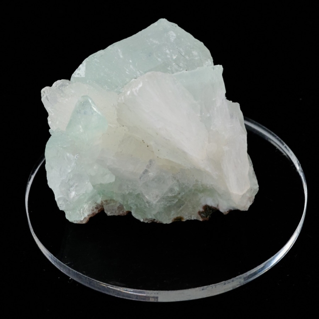 珍しい共生鉱物特集。

こちらは、浄化の石伝説を持つ、優しいライトグリーンのアポフィライトと、独特の白い束状の結晶のスティルバイトが共生している石です。

とても優しい印象。

見ているだけで癒されそう。
そして、共生鉱物の魅力は、見れば見るほど、飽きずに、複合している鉱物の状態を楽しめます。

「共生」は現代のキーワードではないかと、時々、そんなことを思いながら、眺めています。

☆明日、2/7(土)は、午後から開店です。

遠方からご来店予定の方は、ご確認のお電話をください。0263-64-2076です。

只今、オルマン周辺については、雪もなく、降雪予定もありませんので、ご安心ください😊
--------------------------------

～ 世界にただ一つ　
あなたと石との出会いが見つかる ～

「天然石のオルマン」　
https://www.oruman.com/

電話　0263-64-2076　

#オルマン
#天然石
#パワーストーン
#アポフィライト
#共生鉱物
#スティルバイト
#松本市
#四賀