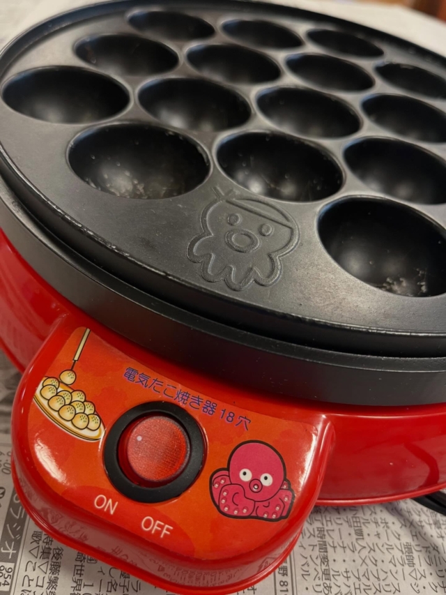 🐙ᯓᡣ𐭩

本日はたこ焼き器で
鈴カステラを作りました🐙
みんなで作れば美味しい！楽しい🥳
色々言いながら作ると尚美味しい😹💓

#グループホーム
#四賀村
#小さな幸せ
#鈴カステラパーティー🥳
#NPO法人峠茶屋