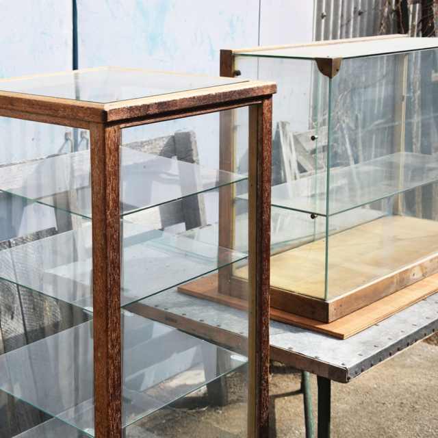 最近入荷したガラスケースたち。

カフェやショップの什器としてニーズのある、古家具の中でも比較的人気のアイテム。

まだ掃除もできていないし手直しが必要な部分もありつつ、それでも状態は良い。

#zubakuro
#zubakurostockopen
#古道具燕
#ツバクロストックオープン
#毎月月末開催
#古道具
#長野
#松本市
#四賀村
#仕入れ
#引き取り
#片付け
#新入荷