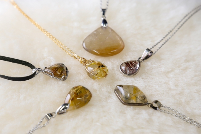 2月も後半を過ぎたら、ようやく少しずつ日が長くなってきました。

春の予感ですね。

春の芽吹きの季節に向けて、新しいパワーストーンを身につけたい気分の時期。

転機のタイミングで、おすすめの人気パワーストーンは、ルチルクオーツ・ペンダントや、ヒマラヤのマニカラン産鉄入り赤水晶のブレスレット。

パワーアップして、春を迎えたいです😊

--------------------------------

～ 世界にただ一つ　
あなたと石との出会いが見つかる ～

「天然石のオルマン」　
https://www.oruman.com/

電話　0263-64-2076　

#オルマン
#天然石
#パワーストーン
#ヒマラヤ水晶
#原石
#天然石オリジナルブレスレット
#松本市
#四賀