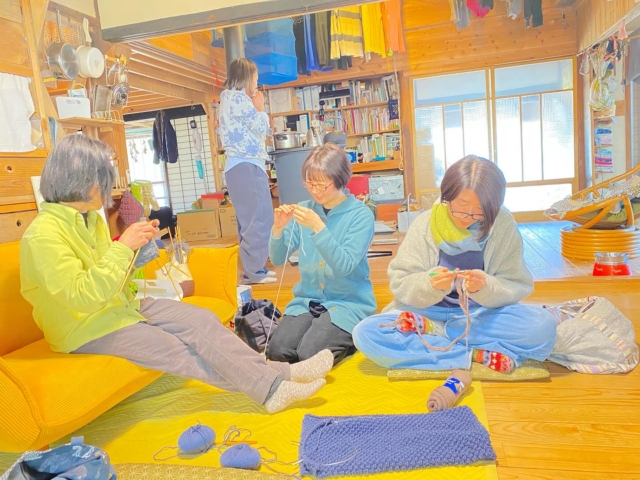 ⭐︎
峠を越えた先は
雪がたくさん残っていた
車で15分の
なんとも暖かく居心地良い空間での
“ちくちく会”
ストーブの上いっぱいのごちそう

それぞれ手を動かしながら
楽しい話が広がっていく

人が集うと世界が広がる
見ていなかった景色に目を向け
気づかなかったことに気づけ
やわらかな優しさ自分の中に広がる

次会う時〜みんな編み上がっているかな〜
楽しみ😊💕

#筑北#四賀#松本#信州#ちくちく会