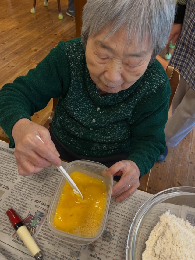 🪄︎︎◝✩ ̖́-︎

すみかクッキング
本日はうす焼きを作りました🍳
皆さん作りながら
『昔はよく食べたよね』
『大きいの見て自分はこれ！って決めてたよね』
と小さい頃を思い出しました🙌🏻🤍
ただ食べるだけではなく
昔を思い出しながら食べる
うす焼きはまた一段と美味しいですね🍳🍴⑅*॰ॱ

#グループホーム
#四賀村
#NPO法人峠茶屋
#すみかクッキング
#焼くだけで混ぜるだけで大騒ぎ🙊💭