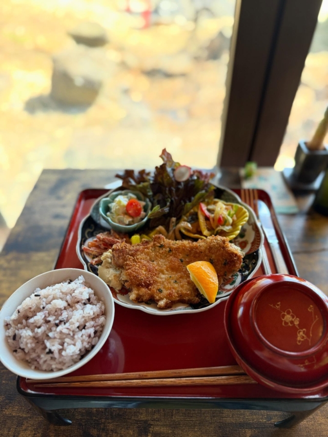 2026.2.21

物凄く久しぶり(調べたら７年ぶり！)に、四賀にある
『古民家カフェ山星』 cafeyamaboshi さんを訪問
行きたい・行こう！と思ってたら７年も経ってた😅

やはり築130年の古民家は、日本人として落ち着くし
何かしっくりくるなあと言う気持ち
奥様が看護師さんでもあり御多忙なので、営業日は凄く貴重
本日のランチは、シュニッツェル(ドイツのカツレツ)を
オーダーしてみました
写真の通り、大きなカツレツと他にもたくさん付け合せが
あって美味いし量もあるしで大満足😋
コーヒーとバスクチーズケーキも美味しくて、おっさんは
瞬く間に平らげました

ご主人も丁寧な接客をして下さって、優しいオーラが
こちらまで流れて来ます
食事中はほぼ満席で人気の高さは相変わらず👍
会計時は、ウチらが最後だったので前回の様に
また少し色々な話をさせていただきました
今度また、余り時間をおかずに再訪したいと思います

#古民家カフェ山星 
#古民家カフェ 
#四賀