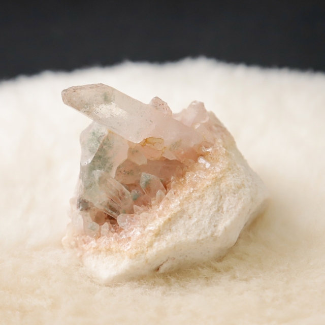 ヒマラヤ水晶レアもの特選。

こちらのクラスターは、ヒマラヤ水晶に鉄分が付着して優しい淡いピンク色がかった色の結晶になっています。

内部に緑泥石を含み、ガーデンクォーツにもなっているとても希少な原石結晶群。

光が当たると小さなベビー水晶たちが、キラキラ。

天然水晶の結晶は、100年にわずか1ミリくらいの成長なのだそうです。

大自然の神秘。
見ていて飽きない魅力があります。

--------------------------------

～ 世界にただ一つ　
あなたと石との出会いが見つかる ～

「天然石のオルマン」　
https://www.oruman.com/

電話　0263-64-2076　

#オルマン
#天然石
#パワーストーン
#ヒマラヤ水晶
#原石
#ガーデンクオーツ
#松本市
#四賀