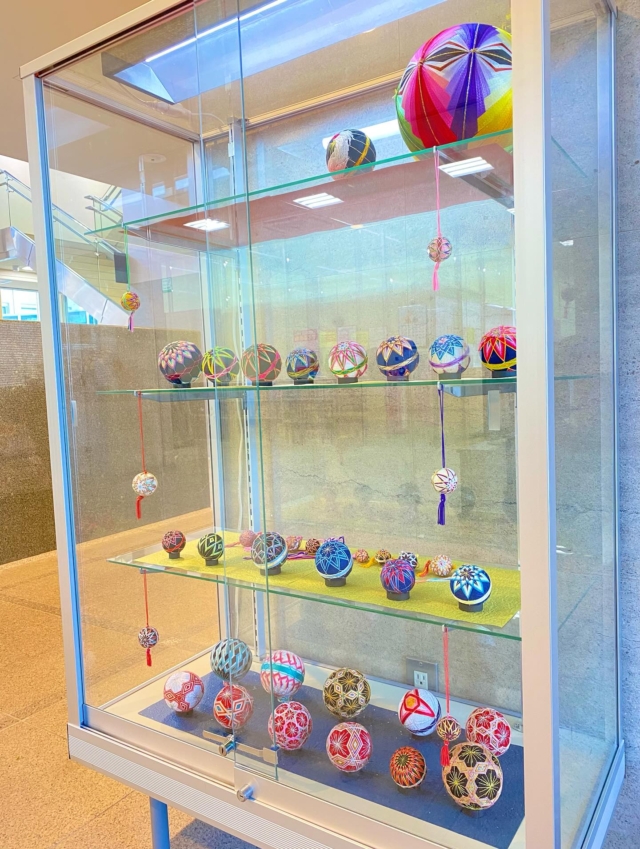 ⭐︎
松本市役所四賀支所
入り口を入ってすぐの
ロビーにある
ガラスの市民ギャラリー
今月いっぱい
【手まり】の展示です

四賀公民館の
“手まり講座”で制作した
それぞれの魅力あふれる
初めてとは思えない
素敵な手まりの数々を
ぜひご覧になって下さい😊

#四賀#四賀公民館#手まり#手まり講座#松本手まり#松本#信州