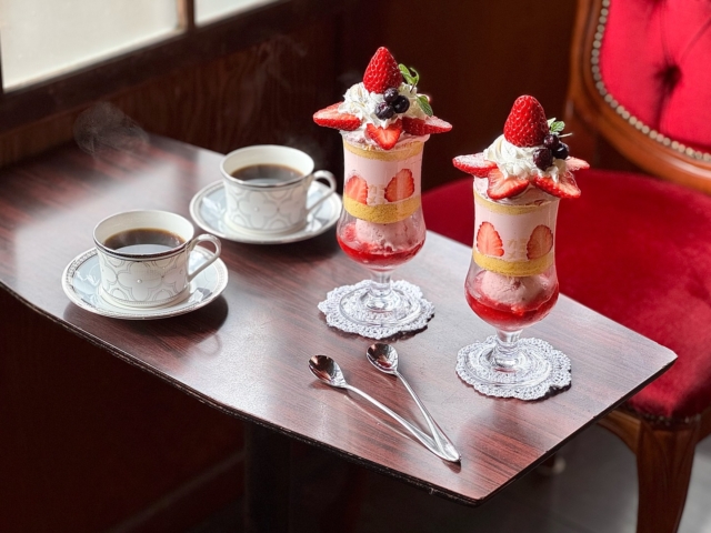 別館のいちごの甘味　第2.3弾🍓
・いちごのパフェ
・ババロア
.
今年のパフェは
紅ほっぺを使用し
豪華で華やかな仕上がりに☺️
ボリューム感もしっかりあり
上から下までいろんな味が楽しめて
食べ応え抜群の構成内容◎
今年も美味し過ぎました🤤🤍
.
ババロアも残っててラッキー✌️
凛とした佇まいに
口に入れた瞬間の
滑らかさと口あたりの良さは抜群💯💯💯
いちごのコンポートとの相性もよく
また食べれて幸せでした☺️
.
ひっさびさにナポリタンも🍝
この日は
スペシャルに目玉焼きトッピング
これがまた美味しい🤤
香りから食欲が湧き立つ◎
何回食べても食べるたびに思うのが
別館が1番好みな味✌️
.
この日も
話に盛り上がり過ぎて長居🌱
３人での会話が楽しすぎました🥳
まきちゃん、よださん
いつもありがとうございます🤍✌️

#松本#松本カフェ#松本市カフェ
#カフェ巡り#カメノヤ別館