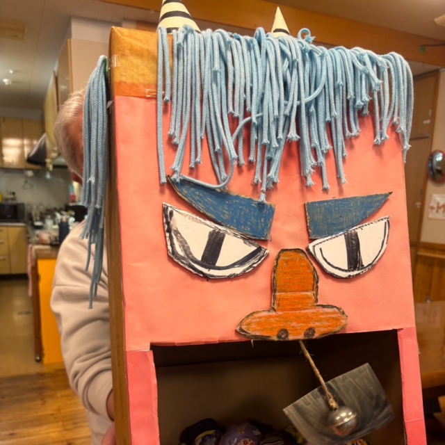 🫘

節分の日🫘
すみかでは、鬼にめがけて👹お手玉を投げ付けて鬼退治！
鬼は👹外、福は家🏠〜声が響きました😊
最後は甘納豆を食べて🫘締めくくり！
皆さんの一年間の健康と幸せを願って😊🌼

#四賀村
#グループホーム
#節分
#NPO法人峠茶屋