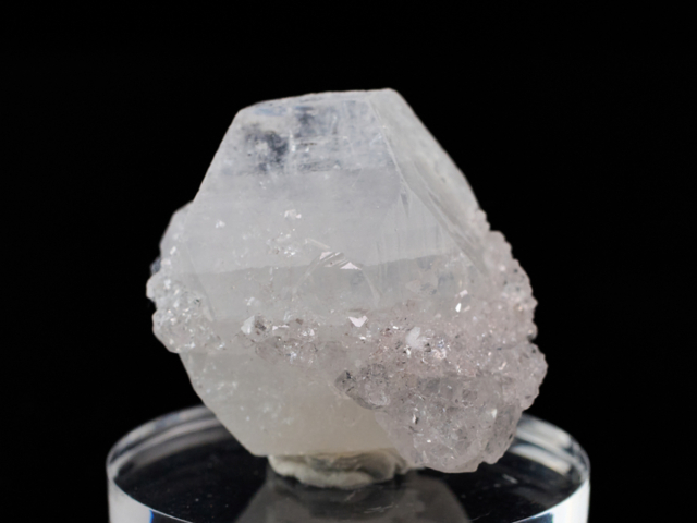 今日のおすすめオルマン特選の石は、キラキラ輝く「集晶」と呼ばれるドゥルージー結晶付の「アポフィライト」

水晶に似ていますが、結晶と硬度が違います。

キューブ状の結晶部分と、キラキラ輝く小さな無数の結晶が集まるドゥルージー結晶のミックスになっています。

ドゥルージー結晶は、喜び、幸運を呼ぶと言い伝えられる縁起の良い結晶です。

アポフィライトは、優しい印象の浄化と癒しの石伝説を持つ石です。

#オルマン
#天然石
#パワーストーン
#ドゥルージー結晶
#原石
#アポフィライト
#松本市
#四賀