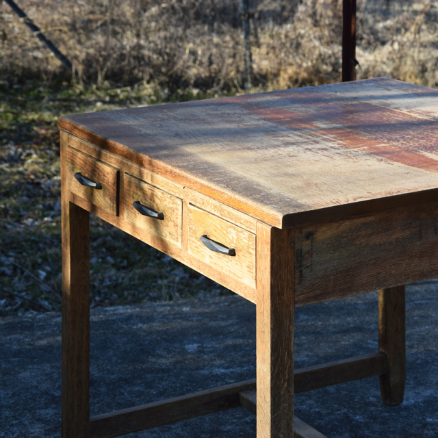 ナラ材の作業台。

正方形に近い形で両側に引き出し（計6個）がついています。学校の理科室な雰囲気。重厚感あります。
もちろんテーブルとしても使ってもよし。

ナラなので表面削ってオイルを塗り直して整えればものすごく綺麗に復活することはわかっていますが、ひとまずはこの使いこまれたオリジナルの状態のままでお客さんの反応を見ようと思います。

幅91cm、奥行き85cm、高さ75cmくらい。

今週末の古市にも持っていく予定です。

#zubakuro
#zubakurostockopen
#古道具燕
#ツバクロストックオープン
#毎月月末開催
#古道具
#長野
#松本市
#四賀村
#仕入れ
#引き取り
#片付け
#新入荷