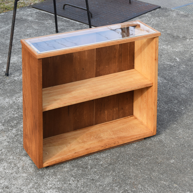 ケヤキの飾り棚。

もともと天板や背板はカラーボックス系の合板が貼ってあったものですが。本体はなぜかケヤキのいい木が使われていたので、これは思い切ってきれいにリメイクしました。

お店で小物のディスプレイなどに使うのにいいんじゃないかと思います。

幅75cm、高さ68cm、奥行き25cm、くらい。

今週末の古市に持っていきます。

今回の古市には春とか新生活をイメージして、他にもメンテナンス済みの燕にしてはキレイめ明るめの家具類を多めに持って行きます。もっと写真をお見せしたかったですが全然撮れてません。。ぜひ古市に見に来てください！

#zubakuro
#zubakurostockopen
#古道具燕
#ツバクロストックオープン
#毎月月末開催
#古道具
#長野
#松本市
#四賀村
#仕入れ
#引き取り
#片付け
#新入荷