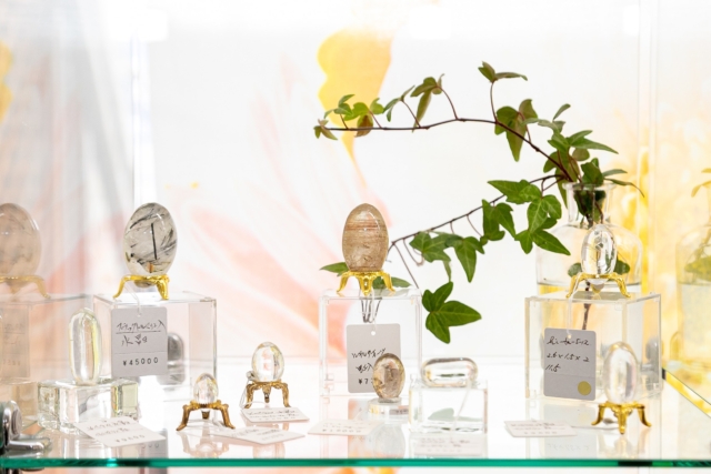 ようやく暖かくなつてきました。

オルマンもお店の中も、春イメージで少し模様替え。

こちらは、楕円形のルチルクォーツやブラックトルマリン、ヒマラヤ水晶のコーナー。

楕円は、普通の丸玉よりもパワーが強まるという石伝説があります。

台座の上に立てて置いたり、ポシェットに入れて、お守りで持ち歩いたり、ペンダント・ホルダーの中に入れて、オシャレなお守りとして身に着けてみるのも楽しいですね😊

#オルマン
#天然石
#パワーストーン
#ルチルクォーツ
#原石
#ブラックトルマリン
#松本市
#四賀