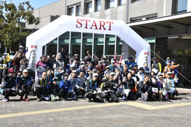 松本四賀ロゲイニングに
チームプロギング信州で参加‼️

プロギングしながらロゲイニング？
ロゲイニングしながらプロギング？して来ました‼️
制限時間4時間。約15km。
歩き続けランジの繰り返し、今は足が重たい💦

カゴスタイル、プロギングシャツは目立つ（笑）
主催の方に声をかけていただき
プロギング、ロゲイニング談義。

専属カメラマンの方にもにも声をかけていただき、
前回の安曇野ロゲイニングにも参加していた事を覚えてくれていた。

嬉しかったのは…
チェックポイントで
参加者に「ごみ拾いながらですか？」って
声をかけてくれた。
色々話してたらめっちゃ同じ地元。
持っていたプロギング信州名刺を渡した…
いつか参加してくれたら、もっと嬉しいなぁ☺️

道中すれ違う参加者の方にも
「ごみ拾いありがとう」
ご苦労様じゃない
ありがとう
ってやっぱいいね‼️

拾ったごみを分別していたら、
地元の運営の方が
引き取りを申し出てくれた。
ありがとうございます。
ゴール後の豚汁が心と体にしみました。

やっぱプロギングとロゲイニングの相性はすごく良い‼️

さぁ、これからもロゲイニングにチャレンジ！もちろん、プロギングしながらね
そして、一人でも多くのひとに
プロギングを、知ってもらいたい

#プロギング信州 #プロギング　
#ロゲイニング　#四賀