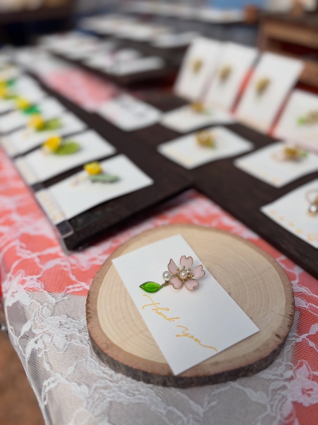 ＊＊＊＊3月15日（日曜日）

お立ち寄りいただきました皆様
ありがとうございました✨

午前中曇り☁️
お昼頃より陽が当たりはじめました🌥️

はじめましての方、
お久しぶりの方、
お声かけていただき、お話し出来て嬉しいです😊

4枚目の写真は、
15日の福寿草です🌼
夕方に撮影した為、ほぼほぼお花が閉じかけていました。

21日（土曜日）、22日（日曜日）
出店させていただきます♪

お会いできるのを
楽しみにしています♪

#福寿草まつり
#福寿草
#四賀
#クラフト
#ハンドメイド