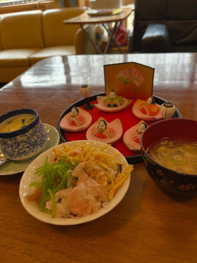 🎎🍡🌸

おひな祭り御前でお祝いです🎎
美味しい！きれい！
楽しい！

#グループホーム
#四賀村
#NPO法人峠茶屋
#美味しいは楽しい