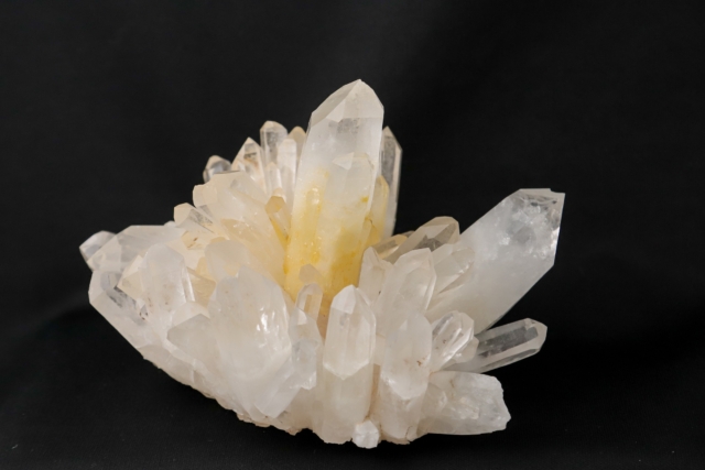 今日のオルマン特選は、こちら。

結晶の表面に鉄分が付着してイエロー系に見えるので、「ゴールデン水晶」とも呼ばれている希少な水晶クラスター。

春の芽吹きの季節に、新しく、パワーストーン伝説の原石をお部屋に置くのも素敵です。

何んだか良い気を運んできてくれそうですね😊

オルマンでは、4/5(日)まで、
「半期決算フェア」開催中です。

素敵な石との新しい出会いがあるかもしれません。

ドライブがてら、お気軽にお立ち寄りください。

--------------------------------

～ 世界にただ一つ　
あなたと石との出会いが見つかる ～

「天然石のオルマン」　
https://www.oruman.com/

電話　0263-64-2076　

#オルマン
#天然石
#パワーストーン
#水晶
#原石
#天然石オリジナルブレスレット
#松本市
#四賀