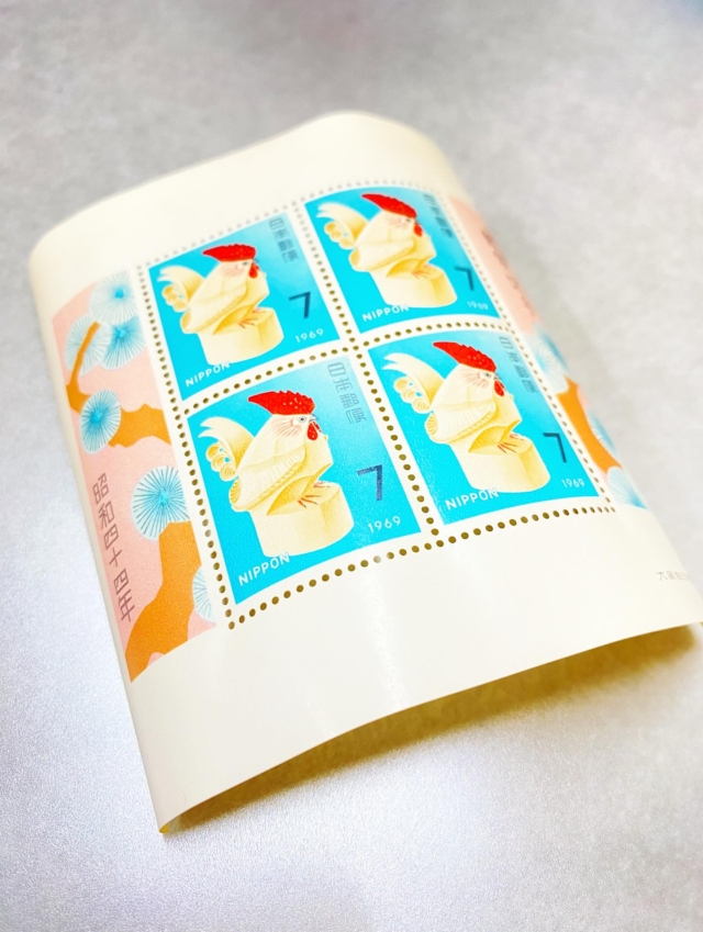 ⭐︎
昭和25年から始まり
日本のお正月の風物詩となっている
【お年玉郵便切手】

四賀にある会田郵便局には
昭和25年から令和8年までの
お年玉郵便切手が展示されています

長く続くということは
すごいことだと思います
100回目を迎える日に
わたしはまだこの世界にいるはずなので
楽しみです♪続きますように…

今日…
昭和44年のお年玉郵便切手を
いただきました
額に入れて飾ろうと思います^ ^

ありがとうございます

#四賀#会田郵便局#お年玉郵便切手#松本#信州#長野