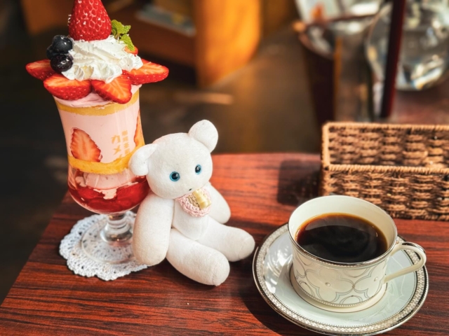 kamenoya.bekkan 
⁡
四賀村  カメノヤ別館
⁡
⁡
⁡
大好きなお店。
ちょっとばかし前の記録。。
なかなかタイミングが合わず、
行けないのですが
この日は安曇野市に用事があり
寄ることが出来ました。
⁡
⁡
▷別館トースト
自家製(？)ミートソースに
チーズがのっていてにこにこしてしまう
美味しさ。
⁡
▷いちごのパフェ。
見た目が美しく、可愛く、
でも 私お上品なだけじゃないですからねってパフェから聞こえてきそうな
宝石みたいな彩りのパフェ。
紅ほっぺを使用しているとのことで
至福のいちごタイムとなりました。
⁡
▷珈琲は
▶ ︎ブラジルプレミアムショコラ
▶ ︎インドネシアマンデリン
▶ ︎ミルクコーヒー
⁡
を頂いて  長居してしまいました。
⁡
丁度 厨房が見える席で
よださんがパフェ作りするところを
眺めていて  パティシエのようだ、、
と思ったのでそれを伝えたところ
｢それは勘違いです｣って言われました。本当に
鮮やかな手捌きだったのだけど。
⁡
#カメノヤ別館
#四賀村
#松本カフェ
#苺パフェ
#美味しい珈琲