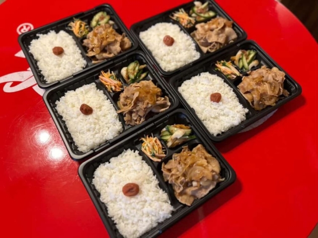 ［MJ23］restaurant
-しょうが焼き弁当-
ありがとうございました🙇‍♀️

=======================

◼️address
〒399-7402
長野県松本市会田747

◼️TEL
0263-75-8429

◼️OPEN 
lunch:11:30〜14:00
dinner:18:00〜23:00(予約制)

◼️定休日
不定休(基本月曜日が定休日となります)

=======================

◼️マイケルジョーダン&NIKE Vintage Shop
mj23_vintageshop 

=======================

#しょうが焼き弁当 
#MJ23
#四賀
#お弁当配達
#大量お弁当注文受付