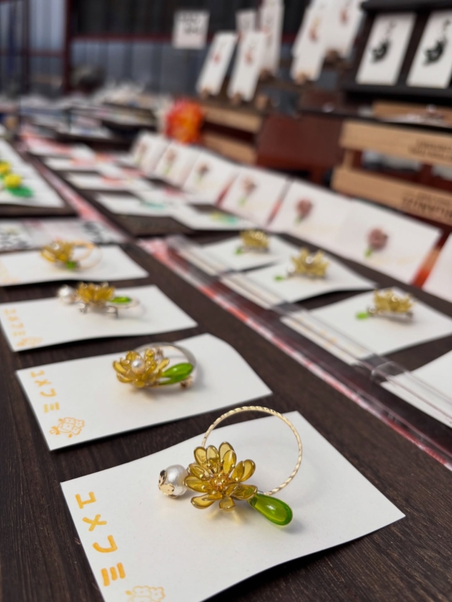 ＊＊＊＊3月21日（土曜日）22日（日曜日）

　　　　〜福寿草まつり〜

お立ち寄りいただいた皆様
ありがとうございました✨

3月７日（土曜日）〜22日（日曜日）
　　開幕式

主催者の皆さん
出店者の皆さん
ありがとうございました✨

いつもの年より暖かく、
お天気の良い日が多い年でした☀️

福寿草のブローチ🌼
たくさんの皆様にお手にとっていただき、見ていただく事が出来て嬉しいです😊

地元の方、長野県の方、
県外からお越しの方、
たくさんの方に出会え、
お話し出来て楽しかったです♪

ありがとうございました✨

#福寿草まつり
#福寿草
#四賀
#ハンドメイド
#クラフト