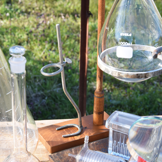 少し前に実験道具系のアイテムがたくさん入荷しました。
面白いけどどう使ったらいいのか？というものもちらほら。

一輪挿しにしたり枝を挿したり、これら実験道具系は逆にその無機質さが植物との相性もよく、これからの季節活躍してくれそうです。

写真に写っていないアイテムもまだあります。今週末の『まつもと古市 #121』（ matsumotofuruichi ）に持っていきます。

#zubakuro
#zubakurostockopen
#古道具燕
#ツバクロストックオープン
#毎月月末開催
#古道具
#長野
#松本市
#四賀村
#仕入れ
#引き取り
#片付け
#新入荷