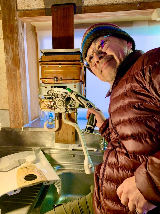 💫

これも
この家の残置物のひとつ
何十年物かわからない
瞬間湯沸かし器
パロマくん✨

水漏れがしてきたので
ちょっとバラしてみよ〜

この冬に凍結したとみえて
銅管に亀裂が...

はんだ付けしてみたが
心許ないので
さらに
エポキシパテで補強

これでまだしばらく
がんばってくれるだろう😉

ありがと
パロマくん💕

////////////////////
Y's CREATION
ワイズクリエイション

空間デザイン
住宅・店舗 設計施工
https://raiyakourinan.com/services/spacedesign/

//////////////////////////////////
麗屋 弘鈴庵 -らいや こうりんあん-
https://raiyakourinan.com/

#信州
#長野
#松本
#四賀
#松本弘鈴庵