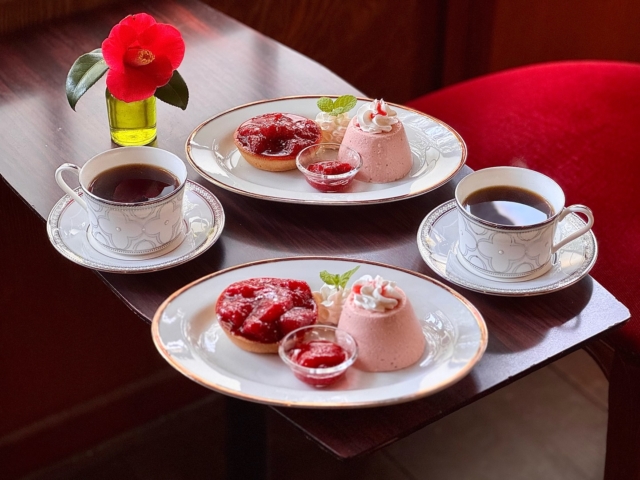 4月の限定デザート
"いちごのデザート2種盛り"🍓
・ババロア
・いちごのコンポートタルト
.
大人気のババロアと
初めてとなるタルトの2種盛り✌️
.
艶やかなコンポート
光が照らされると
輝くほどの鮮やかな煌びやかさ◎
.
むぎわらぼうしさんの紅ほっぺを
余す事なく贅沢に使い
いちご本来の自然の甘さを活かし
爽やかな酸味を残しつつ
果肉溢れる果汁の甘さを
最大限に引き立たせたコンポートを
タルトにいっぱい乗せ
その下には
ビターなチョコが隠れており
これが大人リッチでコク深い味わいに◎
.
生チョコみたいな口溶けの良さと
いちごのコンポートが相まった美味しさは
まさに、絶品💯💯💯
.
ババロアは
そのまま食べても美味しいし
別皿で添えられている
コンポートと一緒に食べたりと
いろんな楽しみ方で味わえる
そんな春のひと皿◎

#松本#松本カフェ#松本市カフェ
#カフェ巡り#カメノヤ別館